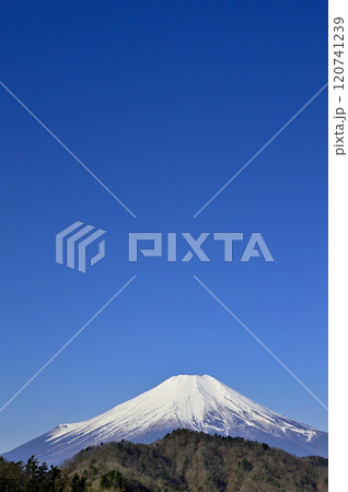 道志山塊の奥ノ岳にある送電鉄塔の展望台から富士山と青空のコピースペース 120741239