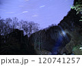 流れる星空と滝 120741257