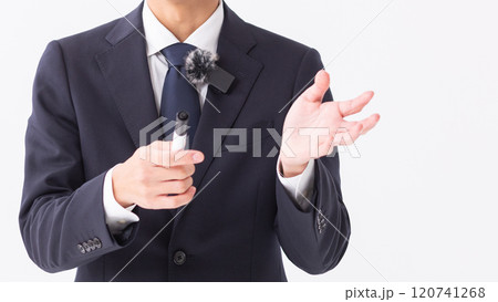 ホワイトボードの前で説明する人 (写真素材) ホワイトボードの前で説明する人 (写真素材) 120741268