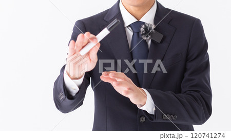 ホワイトボードの前で説明する人　(写真素材) 120741274