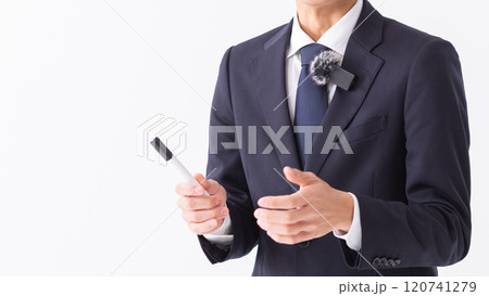 ホワイトボードの前で説明する人　(写真素材) 120741279