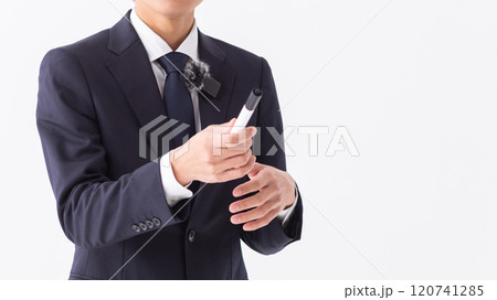 ホワイトボードの前で説明する人　(写真素材) 120741285