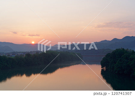 岐阜県八百津町　稲葉城公園から見る木曽川と日の出 120741307