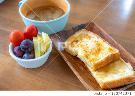 フレンチトーストとスープとフルーツ 120741371