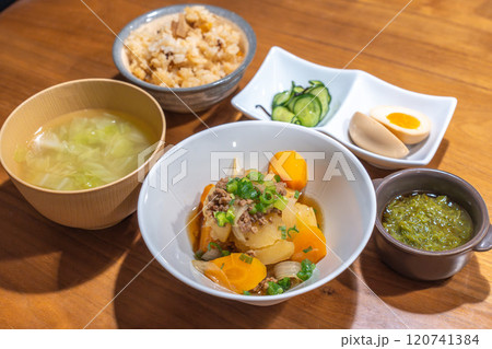 肉じゃがと健康的な食事 肉じゃがと健康的な食事 120741384