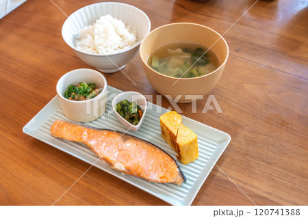 美味しい焼き鮭定食 120741388