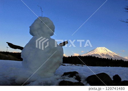 富士山を見つめる雪だるま 120741480