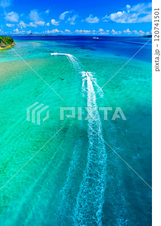 沖縄 瀬底大橋から見た瀬底島の美しい海 沖縄 瀬底大橋から見た瀬底島の美しい海 120741501