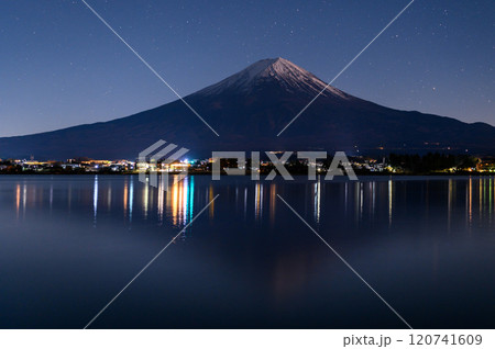 冬の逆さ富士と星空の絶景(河口湖) 冬の逆さ富士と星空の絶景(河口湖) 120741609