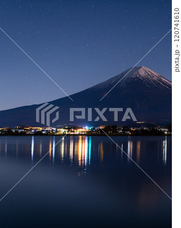 冬の逆さ富士と星空の絶景(河口湖) 冬の逆さ富士と星空の絶景(河口湖) 120741610