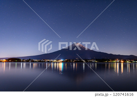 冬の逆さ富士と星空の絶景（河口湖） 120741616