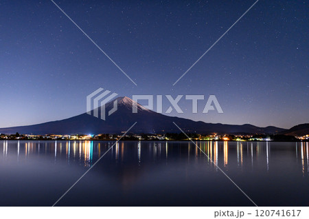 冬の逆さ富士と星空の絶景（河口湖） 120741617