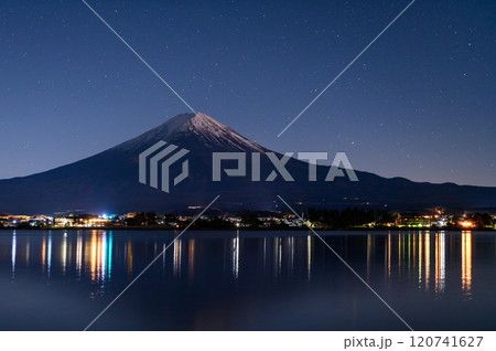 冬の逆さ富士と星空の絶景（河口湖） 120741627