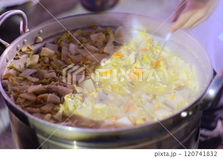 夜の味わい - 大型鍋で煮込む豚汁 夜の味わい - 大型鍋で煮込む豚汁 120741832