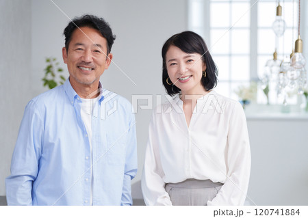 家のリビングで過ごす笑顔のミドル夫婦 家のリビングで過ごす笑顔のミドル夫婦 120741884