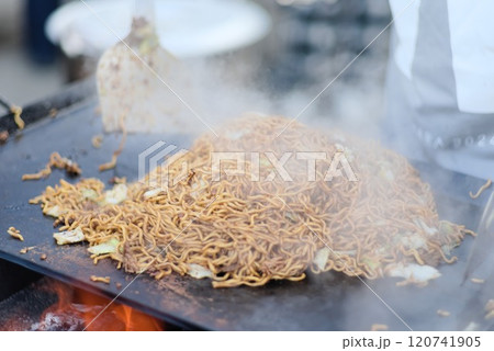 鉄板で調理中のソースが香る本格焼きそば 120741905