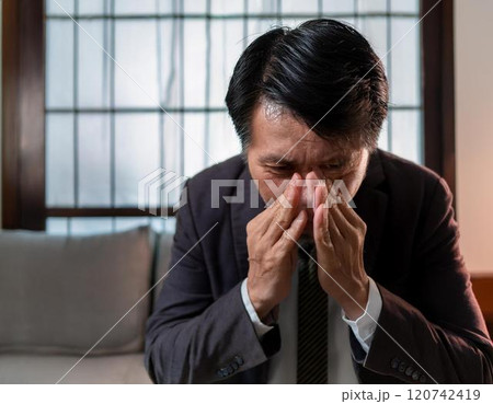 体調不良の男性 120742419