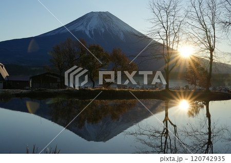 日の出の逆さ富士 日の出の逆さ富士 120742935