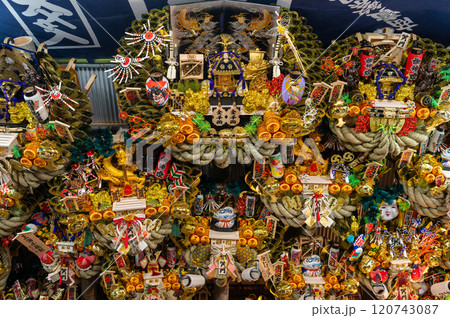 日本の祭りで売られているたくさんの熊手 日本の祭りで売られているたくさんの熊手 120743087