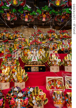 日本の祭りで売られているたくさんの熊手 日本の祭りで売られているたくさんの熊手 120743093
