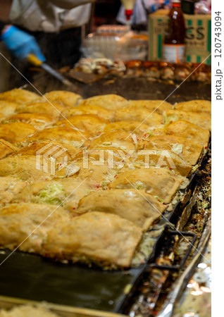 日本の祭りの屋台で売られているお好み焼き 日本の祭りの屋台で売られているお好み焼き 120743094