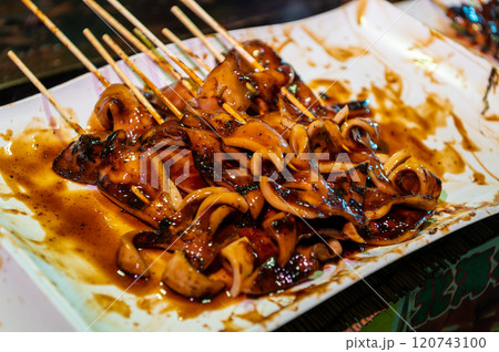 日本の祭りの屋台で売られているイカ焼き 120743100