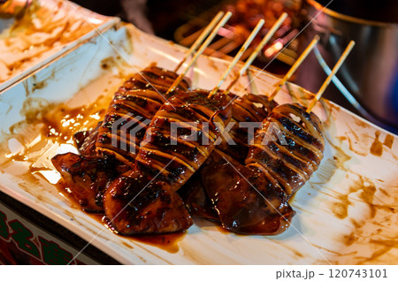 日本の祭りの屋台で売られているイカ焼き 120743101