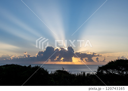 海に沈む夕日 120743165