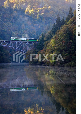 只見線　秋の早朝に第一只見川橋梁を渡る列車(福島県三島町、11月上旬) 120743528