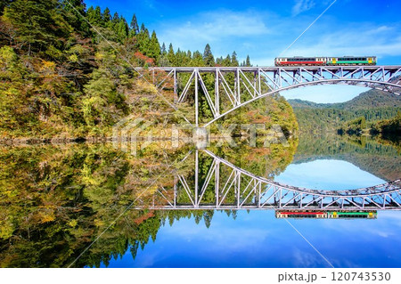 第一只見川橋梁の間近から撮る秋の只見線の列車(福島県三島町、11月上旬) 120743530