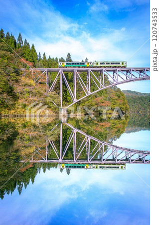 第一只見川橋梁の間近から撮る秋の只見線の列車(福島県三島町、11月上旬) 120743533