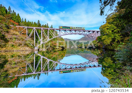 第一只見川橋梁の間近から撮る秋の只見線の列車(福島県三島町、11月上旬) 120743534