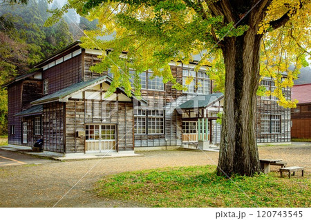 秋の旧喰丸小学校とイチョウの黄葉(福島県昭和村、11月上旬) 120743545
