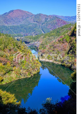 秋の第一只見川橋梁を渡る臨時列車「只見線満喫号」(福島県三島町、11月上旬午前) 秋の第一只見川橋梁を渡る臨時列車「只見線満喫号」(福島県三島町、11月上旬午前) 120743551
