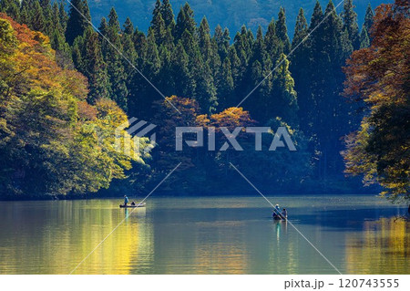 只見線早戸駅付近から望む秋の「霧幻峡の渡し」(福島県三島町、11月上旬午後) 只見線早戸駅付近から望む秋の「霧幻峡の渡し」(福島県三島町、11月上旬午後) 120743555