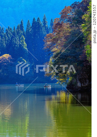 只見線早戸駅付近から望む秋の「霧幻峡の渡し」(福島県三島町、11月上旬午後) 只見線早戸駅付近から望む秋の「霧幻峡の渡し」(福島県三島町、11月上旬午後) 120743557