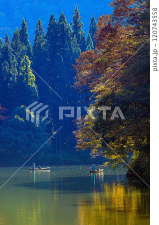 只見線早戸駅付近から望む秋の「霧幻峡の渡し」(福島県三島町、11月上旬午後) 120743558
