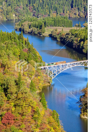 只見線 秋の第一只見川橋梁を渡る列車(福島県三島町、11月上旬) 只見線 秋の第一只見川橋梁を渡る列車(福島県三島町、11月上旬) 120743573