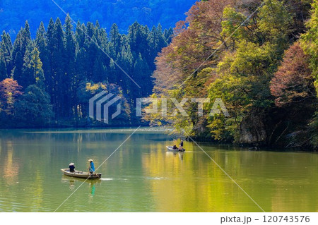 只見線早戸駅付近から望む秋の「霧幻峡の渡し」(福島県三島町、11月上旬) 120743576