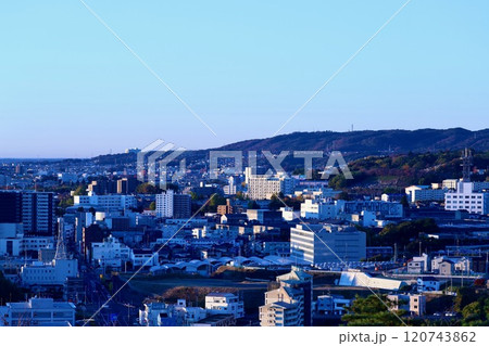 朝日を浴びる日立市の街並み 120743862