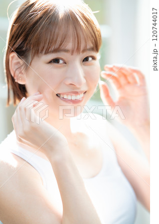 タンクトップの若い女性 タンクトップの若い女性 120744017