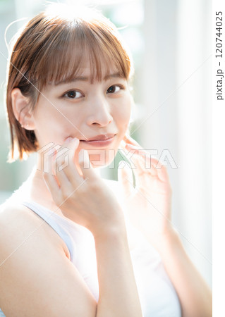 タンクトップの若い女性 120744025