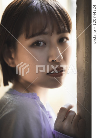アンニュイな雰囲気の女性 120744224