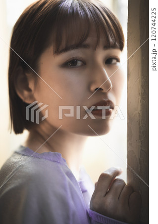 アンニュイな雰囲気の女性 120744225