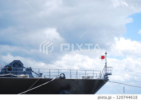 艦首で揺れる日本国旗 艦首で揺れる日本国旗 120744618