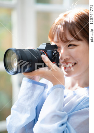 撮影するカメラ女子 撮影するカメラ女子 120744773