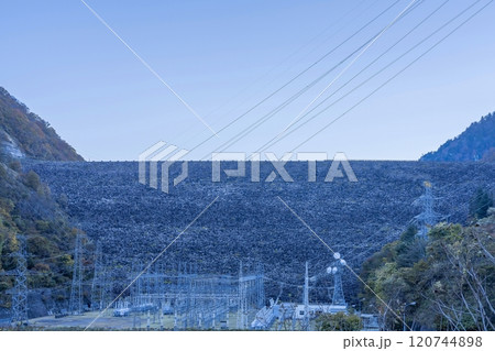 巨大なロックフィルダムとして有名な御母衣ダムの情景 巨大なロックフィルダムとして有名な御母衣ダムの情景 120744898