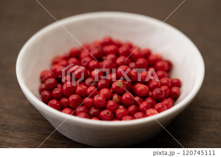 小皿に入ったピンクペッパー 120745111