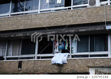 低所得者層が生活する住むアパート 低所得者層が生活する住むアパート 120745189