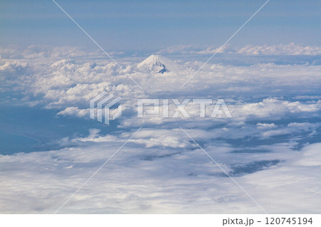 飛行機から見た雲 120745194